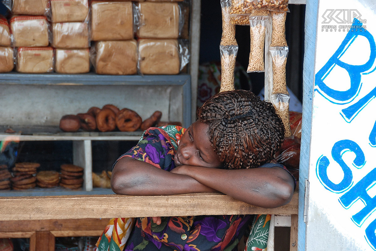 Entebbe - Verkoopster bakkerij Een verkoopster in de bakkerij wacht op haar klanten. Stefan Cruysberghs